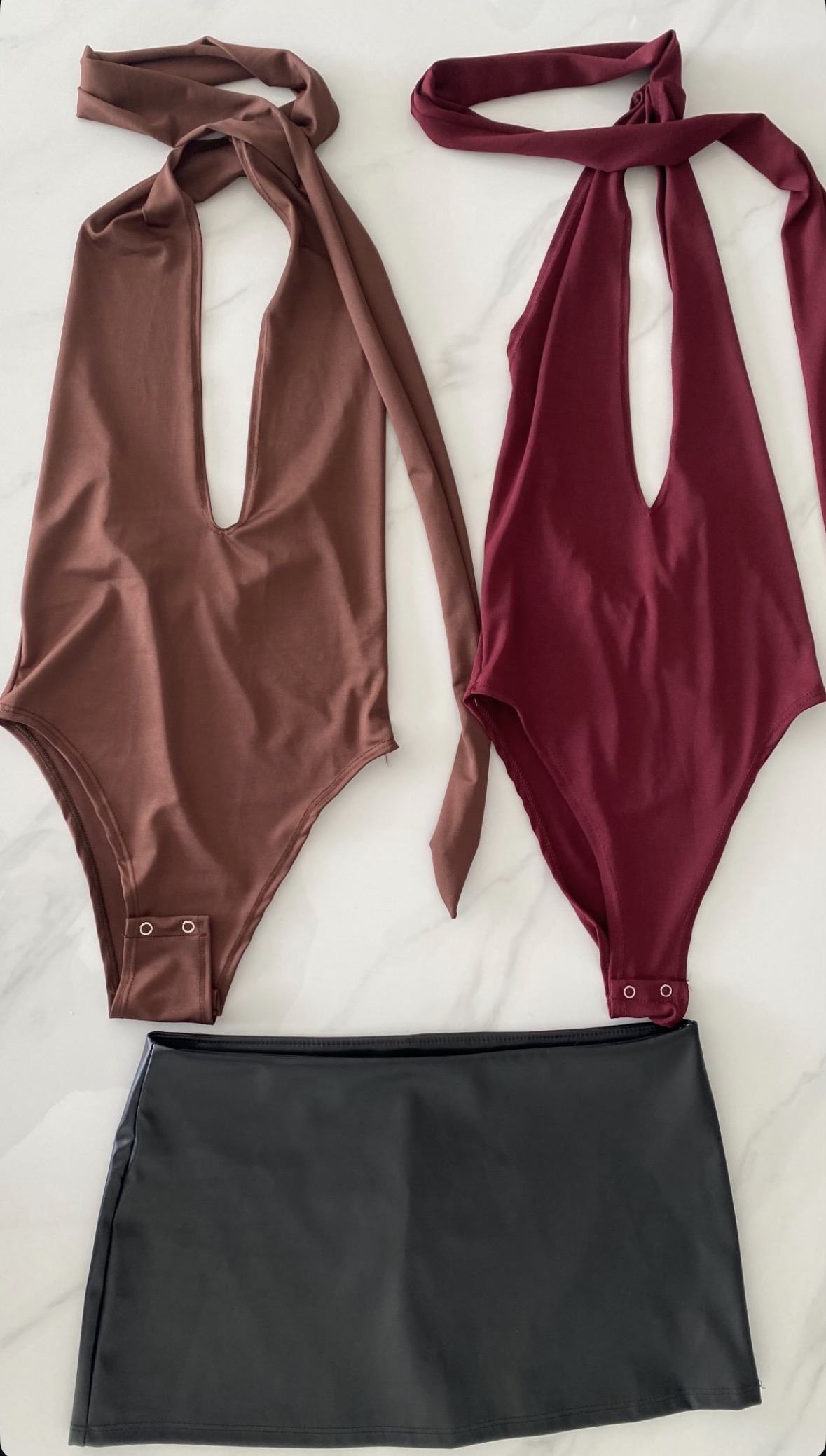 Conjunto urbano con falda eco cuero